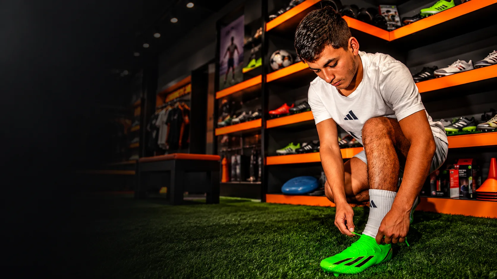 Interior de la tienda Top10 Sport: un cliente se ata unos botines